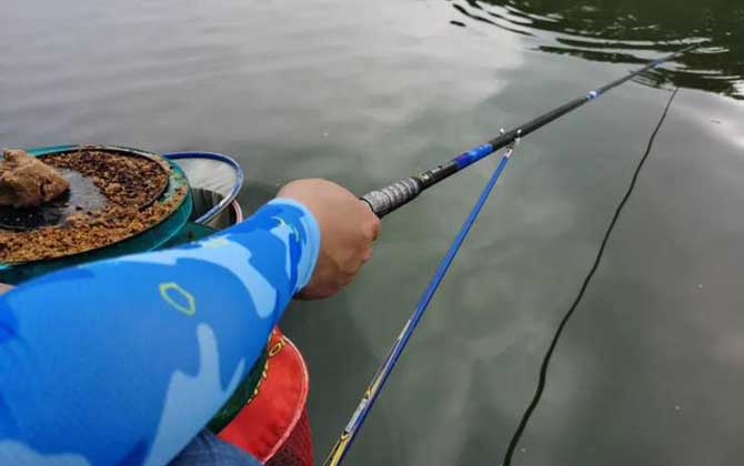 一人一杆双钩钓鱼违法吗？